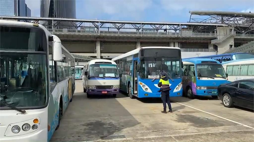 我要發車了！「路被擋」火氣整個上來你推我擠...客運司機下秒上演街頭格鬥賽