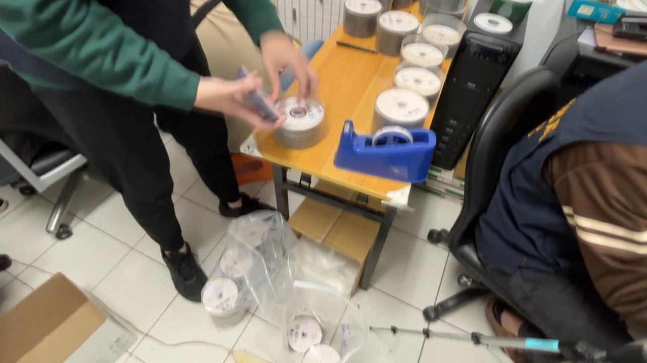 刑事局破近年最大盜版教材案　補教師「一家三口」涉案侵權180億