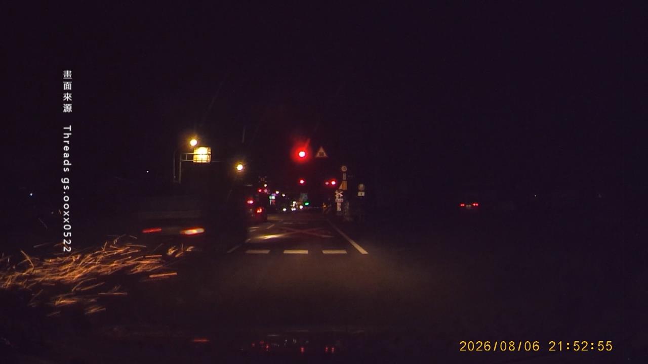 南投驚險警匪追逐！　貨車高速逃逸還撞斷平交道柵欄