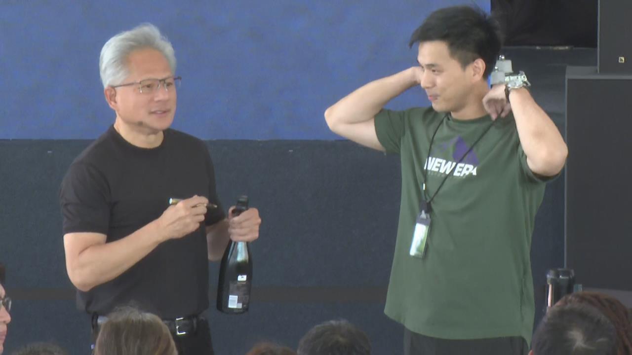 快新聞/黃仁勳現身輝達台灣員工大會!大方送香檳王 蔣萬安逗趣回眸曝光