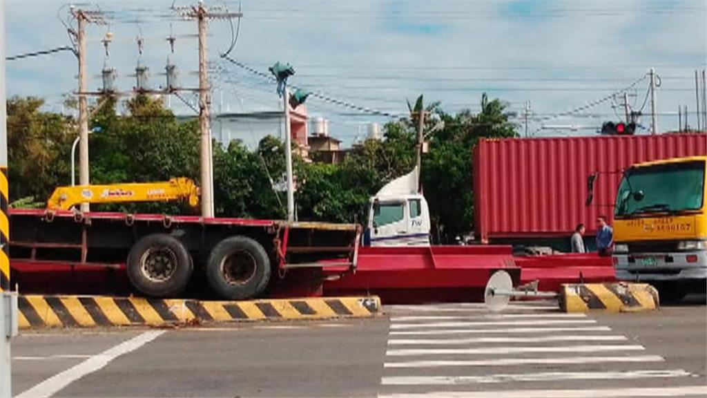 搶快？台61線西濱快速道路曳引車翻覆車斗鋼樑「噴飛」慘砸休旅車