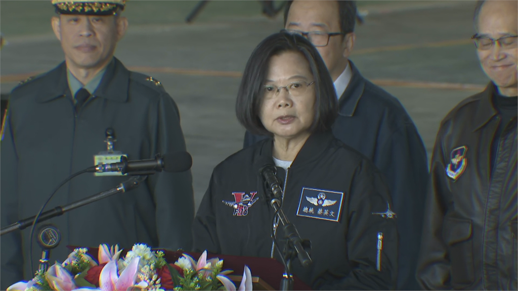 快新聞／蔡英文訪空軍嘉義基地  精神喊話：挫折不會擊敗我們