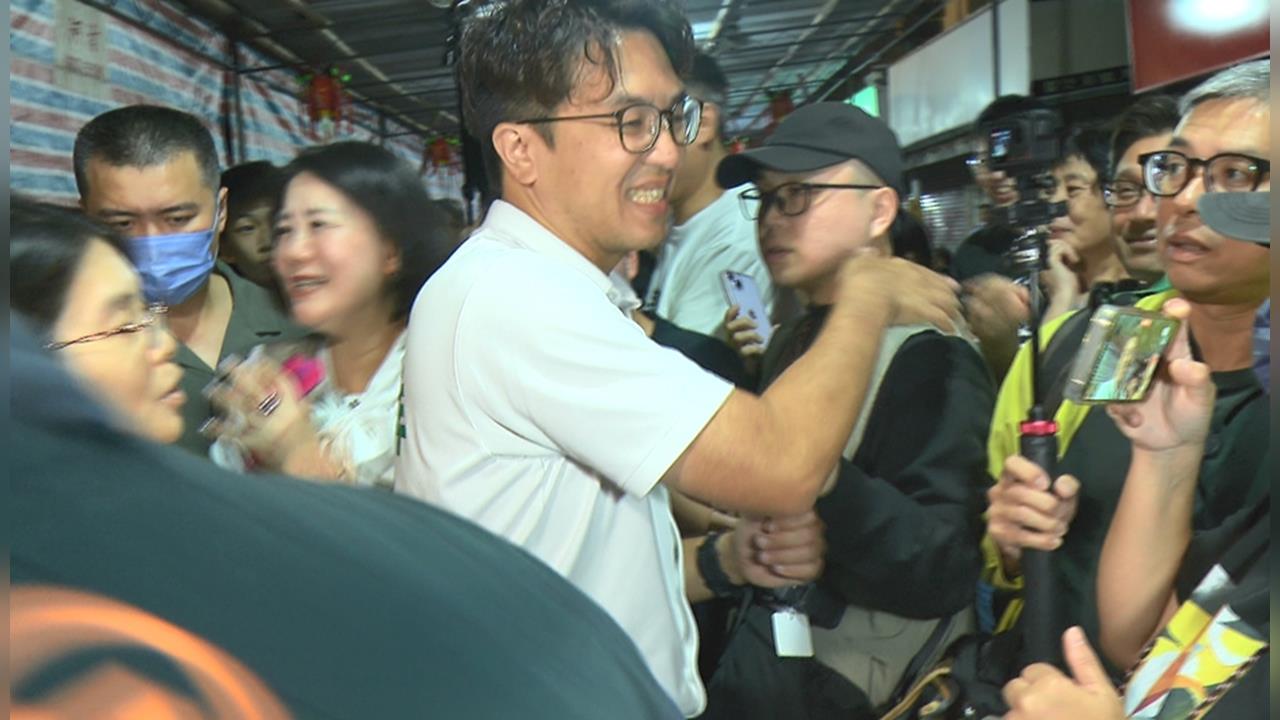 來不及了！沈伯洋連跑兩廟平安宴　支持者搶簽名合照「幕僚急出手沒收筆」