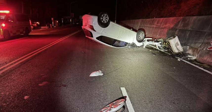 澎湖凌晨狂飆翻車!白色小客車撞碎路旁電器 酒駕男連2人血濺現場