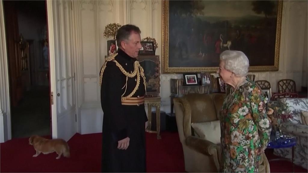 扭傷背部全球關注　　英國女王身穿綠色洋裝露臉