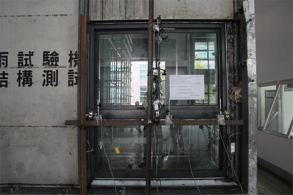 景觀窗越大越危險?內政部推門窗風雨試驗 強化抗風壓能