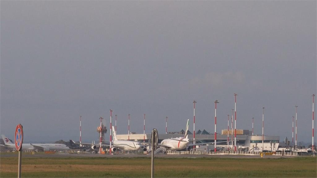美國航空傳收炸彈威脅！　義大利戰機護送緊急迫降羅馬機場