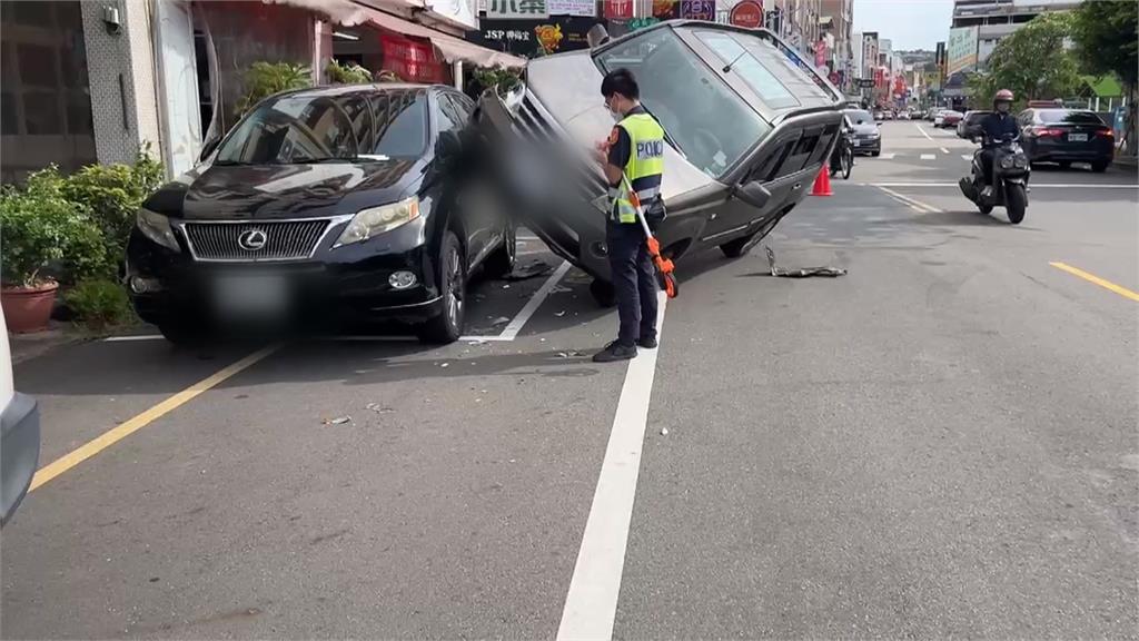 打噴嚏手抖釀禍？　轎車失控衝撞休旅車「2車疊羅漢」