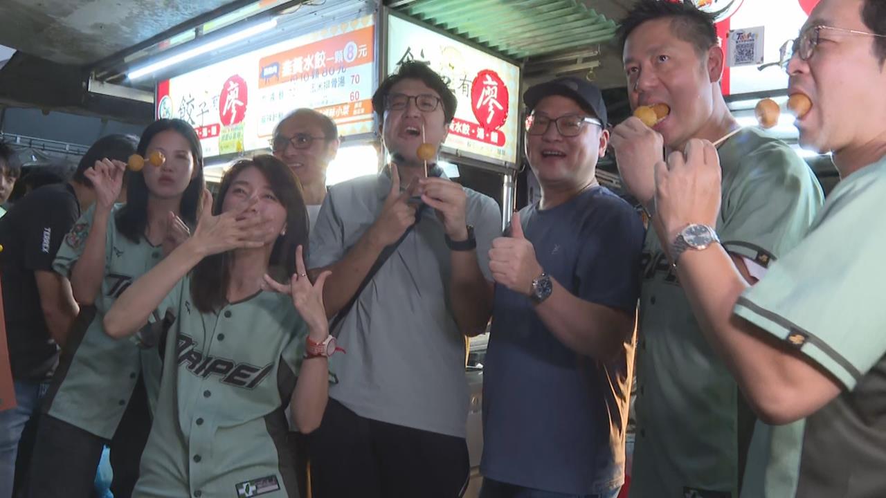 快新聞／「洋流」湧夜市！沈伯洋掃雙城街人氣超旺　粉絲抱PS5、石膏求簽名