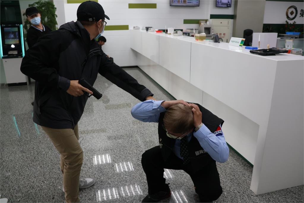 快新聞／還原銀行搶案、提升案發應變能力　蘆洲分局今執行高擬真演練