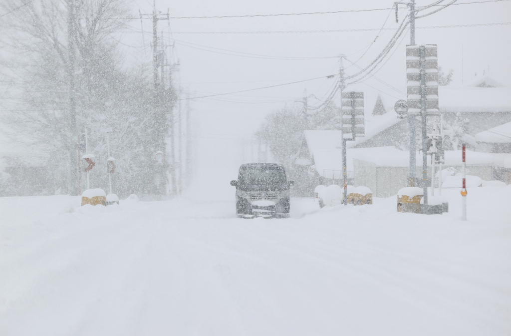 日本下暴雪積雪過深　「名神高速公路」大<em>塞車</em>至少10km