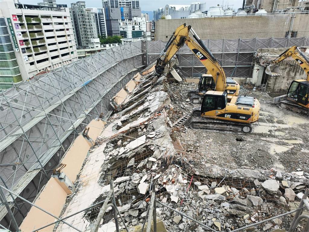 危險！台中拆危樓鷹架變形傾斜　搖搖欲墜緊急封路