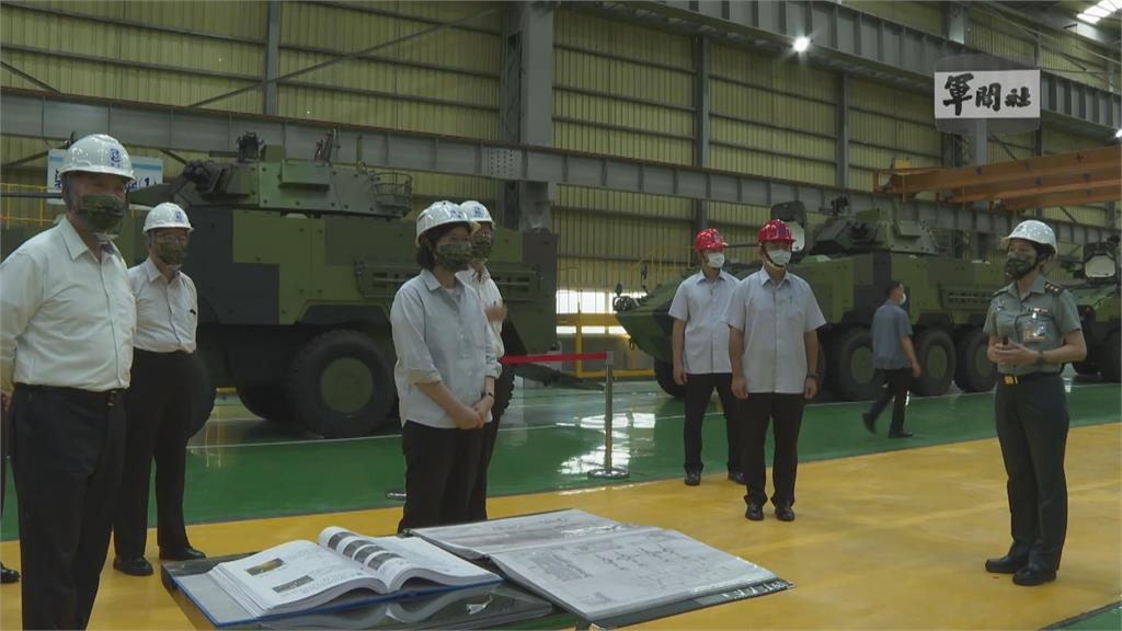 蔡總統視察雲豹甲車生產線　喊話提升國防自主