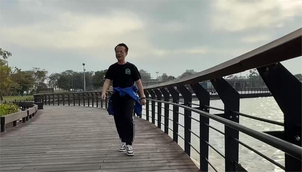 維持健康身材祕訣！　翁章梁快走運動、熱愛品茗