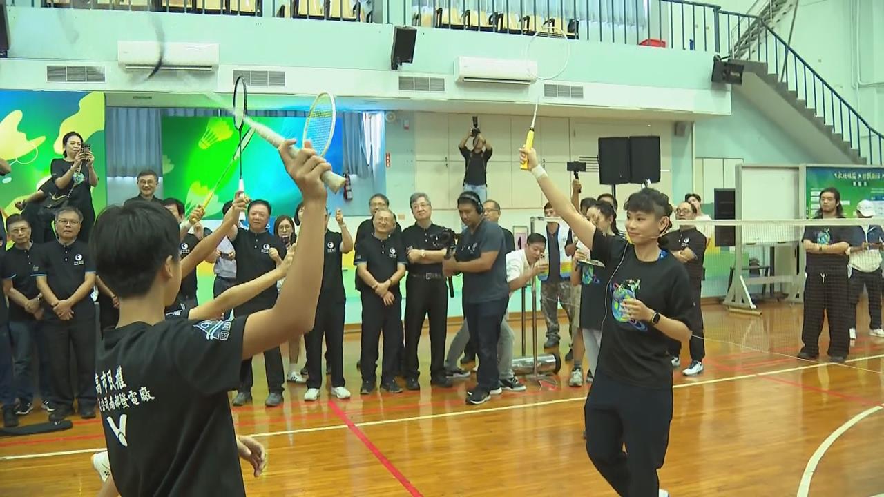 戴資穎上場打球了 後場滑拍切球獲如雷掌聲