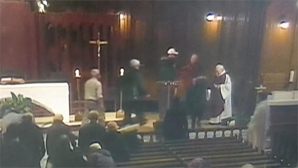 男子持刀攻擊天主教神父 驚悚過程全都錄