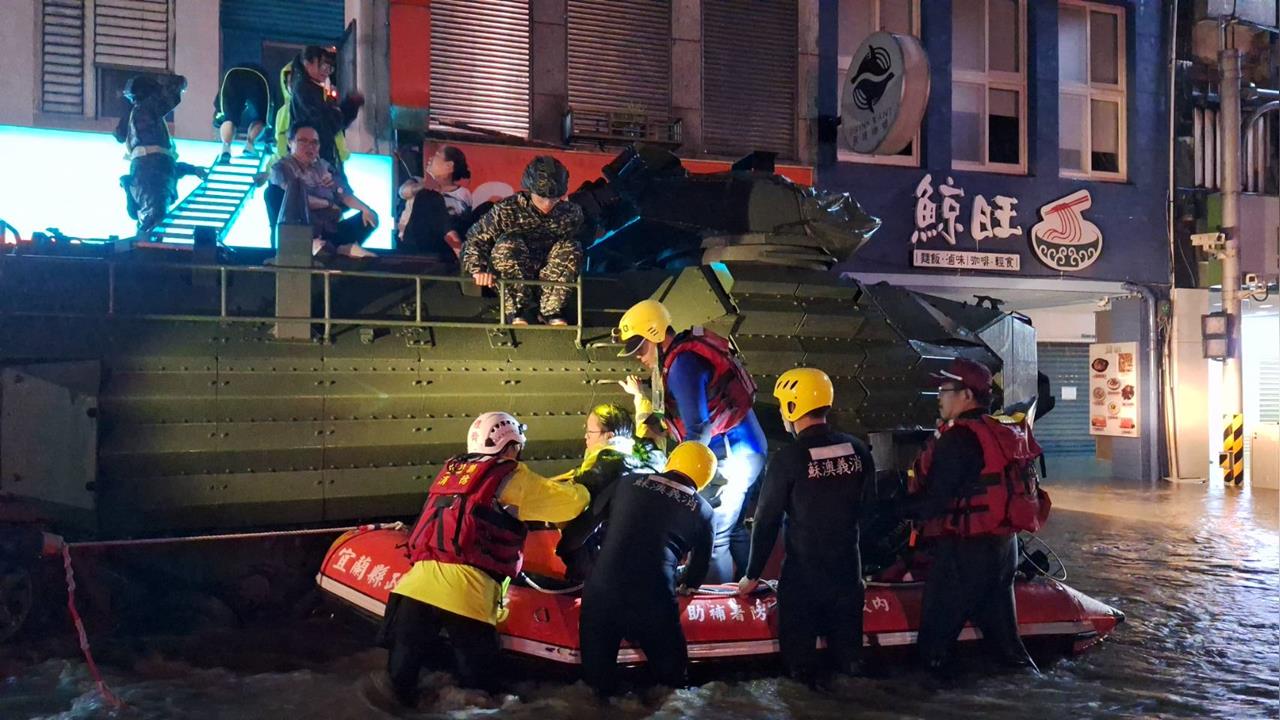 快新聞／蘇澳火車站前水淹半層樓高　居民至鎮公所3樓「垂直避難」