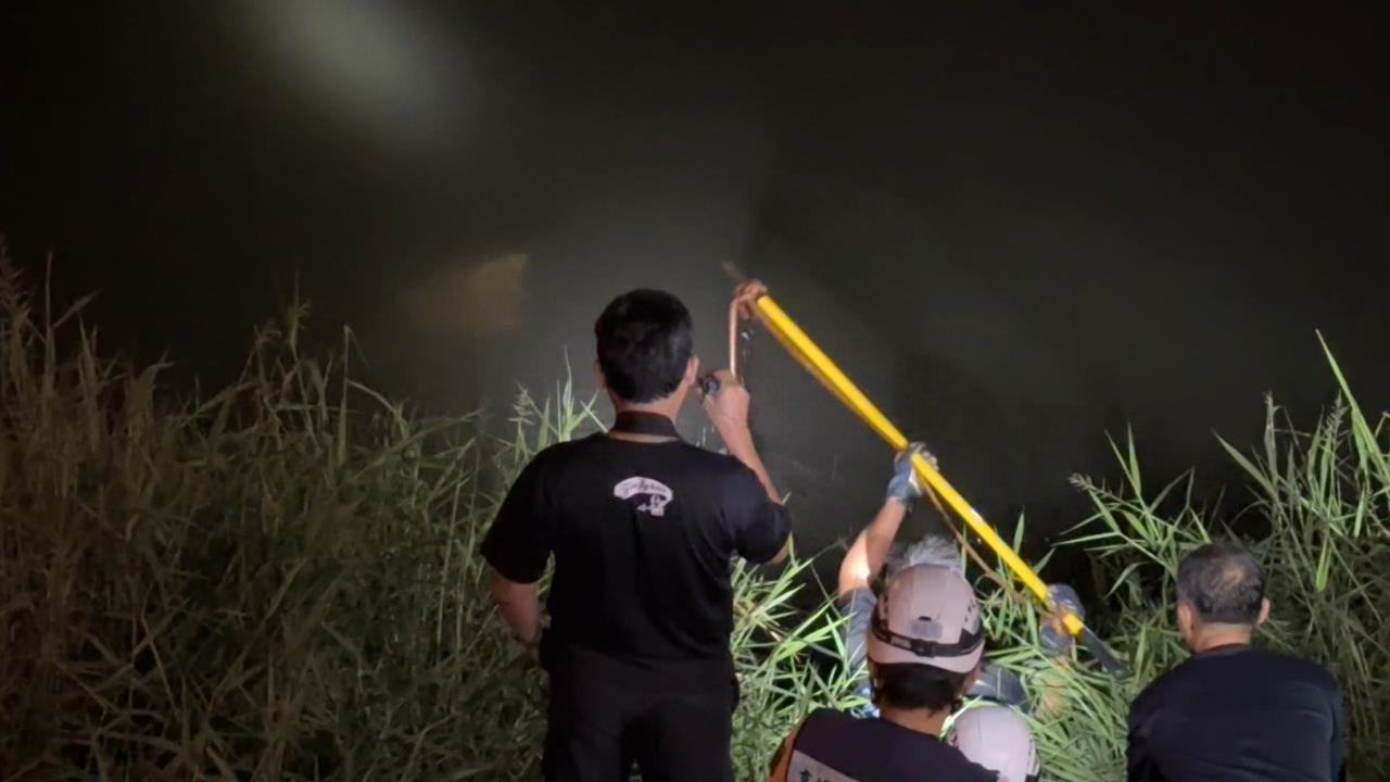 快新聞/高雄河邊詭異男丟袋!報案人稱「袋子會動」 警消搜索2小時打開竟是....