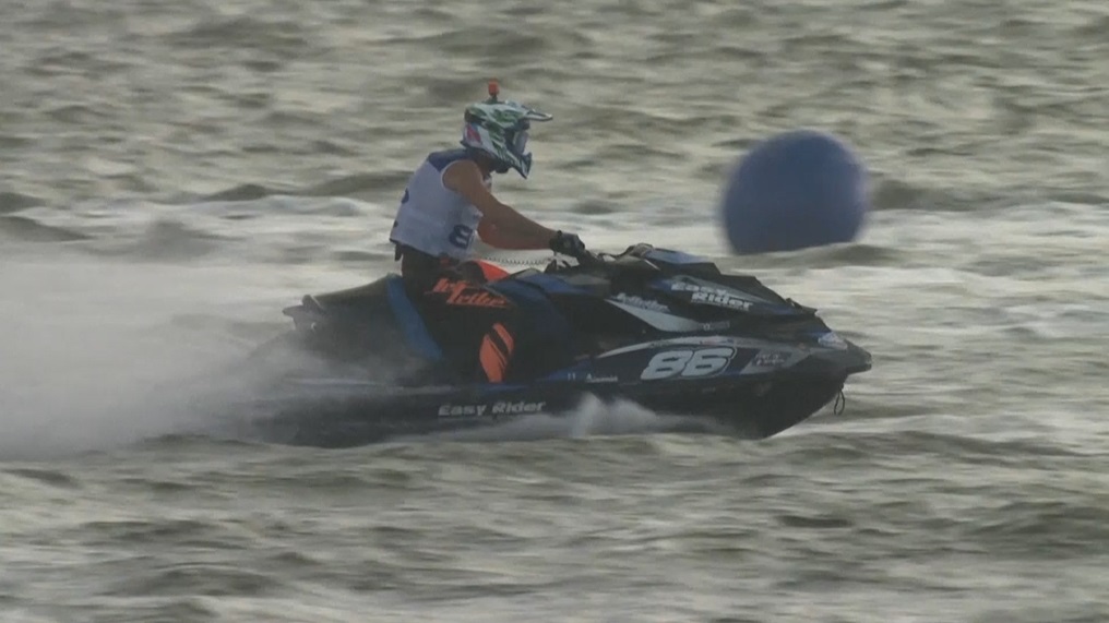 水上摩托車大獎賽極速狂飆 浪花中爭冠