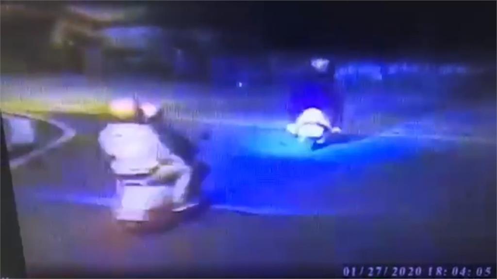 轎車撞倒兄弟檔騎士 再撞變電箱燒成火球