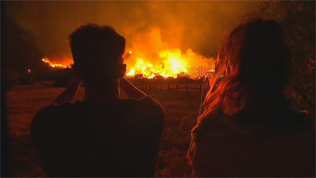 南加州野火逼近住宅區 逾2萬人撤離