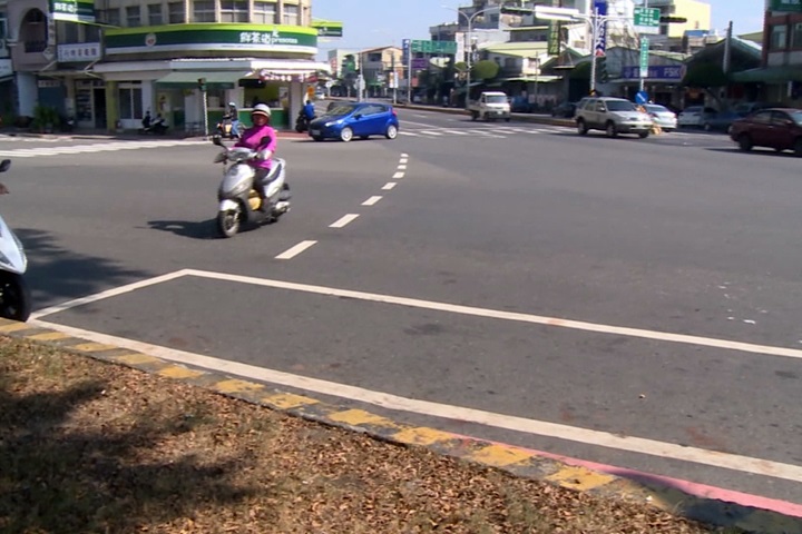 馬路三寶！天兵女駕駛 待轉區當停車格