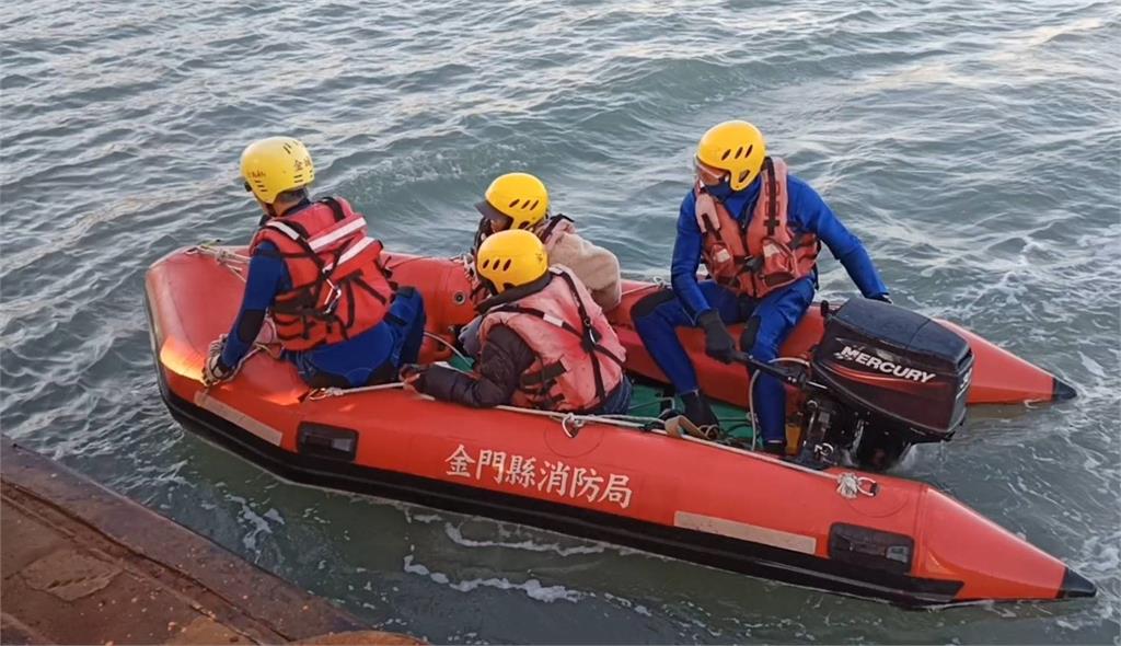 險失溫！３中國遊客遊金門受困建功嶼　消防員出動救援艇馳援