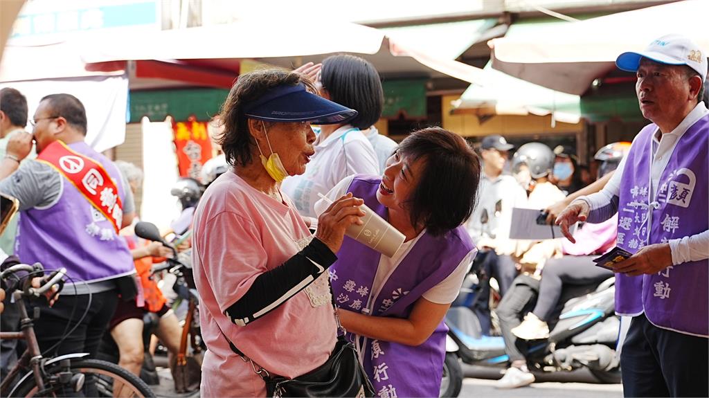 快新聞／決戰823二波大罷免黃金週　何欣純率台中綠營議會黨團狂掃罷區5市場