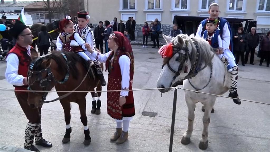保加利亞罕見傳統！小鎮「騎馬復活節」延續傳統