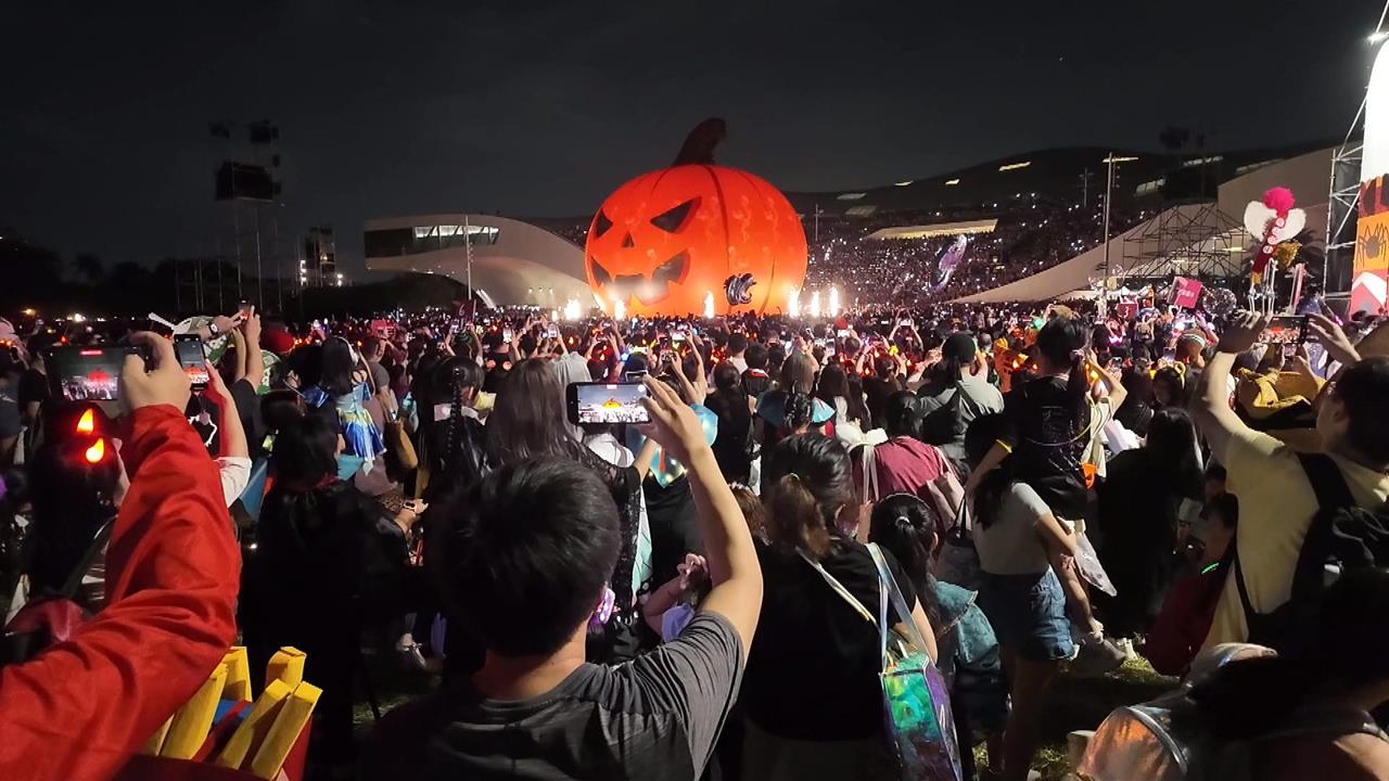 高雄衛武營萬聖節活動吸引近30萬人 笑瘋!「盧媽媽」們包圍蟑螂弟弟 「鴕鳥群」逛大街