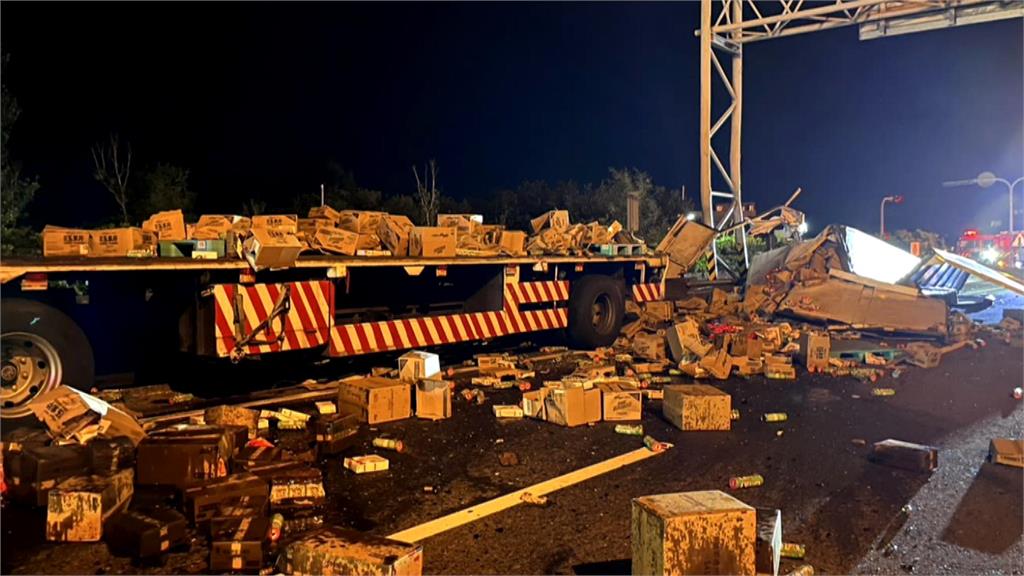 左轉沒注意到一旁來車？　自小客擦撞聯結車釀禍
