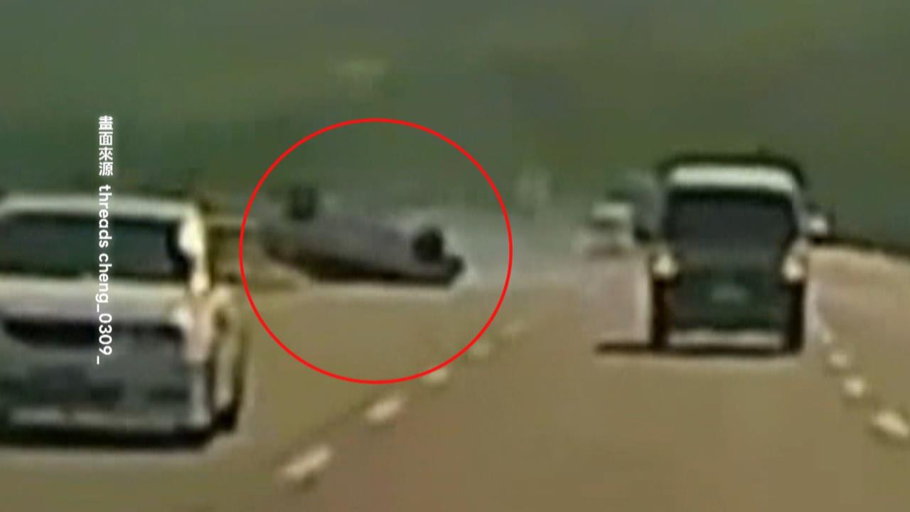 驚悚!胎皮異物散落國道 轎車急煞翻覆兩人輕傷