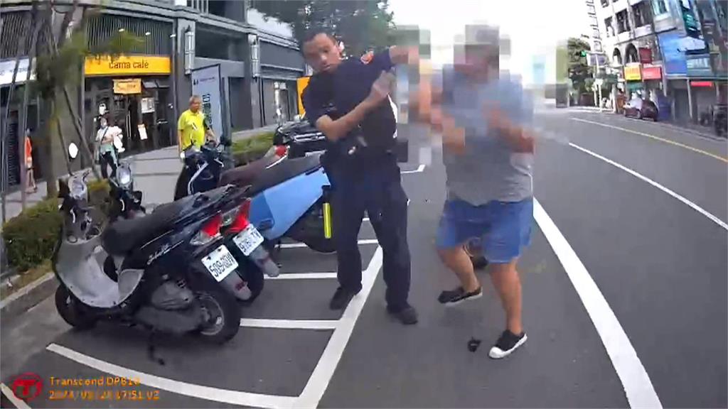 婦人騎車"未戴安全帽"遭開單   情緒失控攻擊2警   遭員警壓制在地