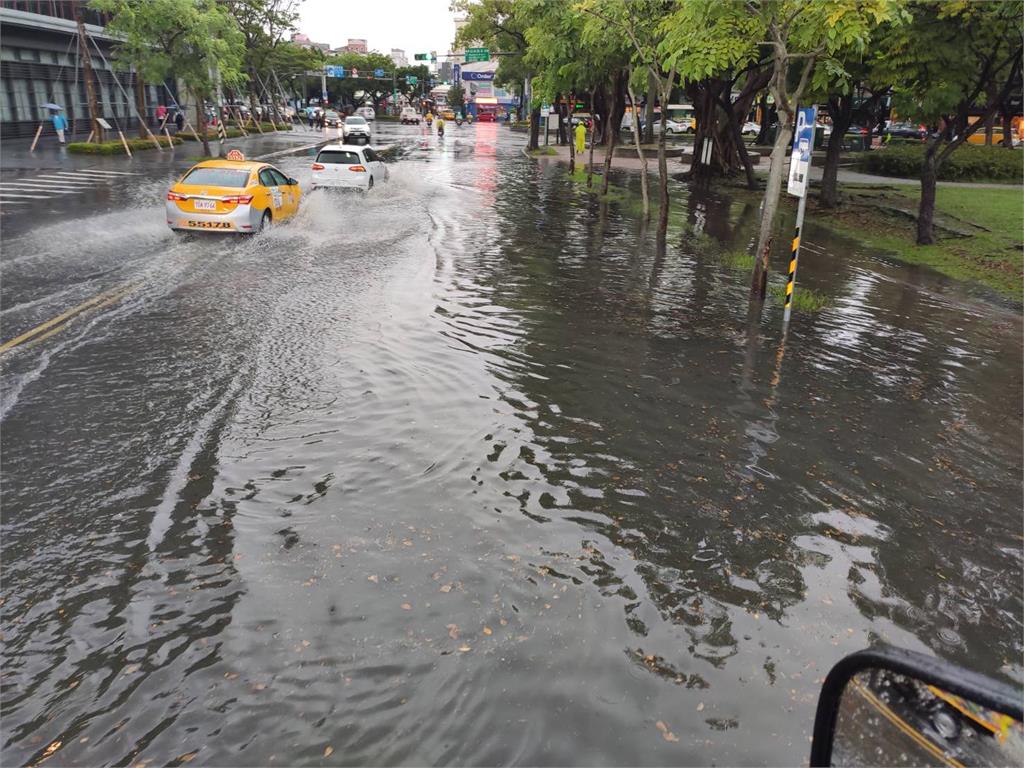 快新聞／北市士林區雨彈猛襲！ 中山北路、福林路口「積水30公分」