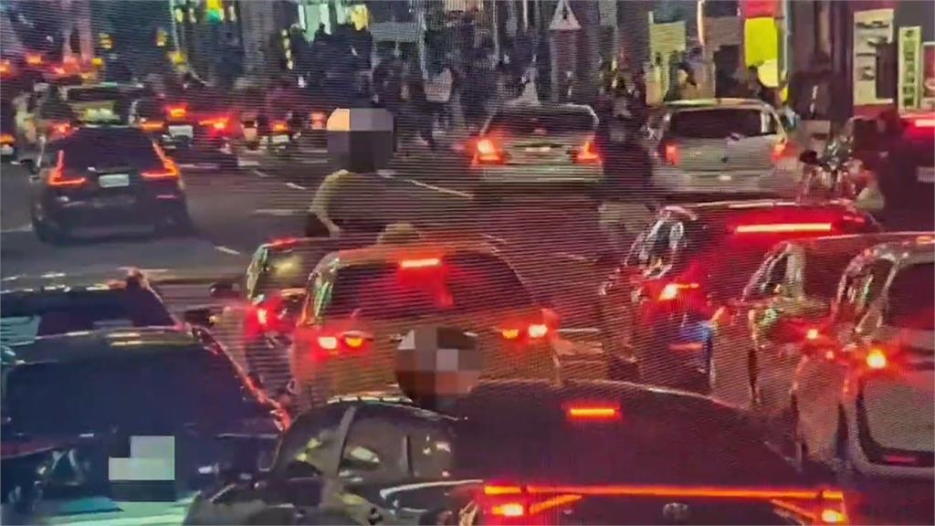 「進擊的巨人」、「沒變身的浩克」？　　裸男狂奔跳車頂