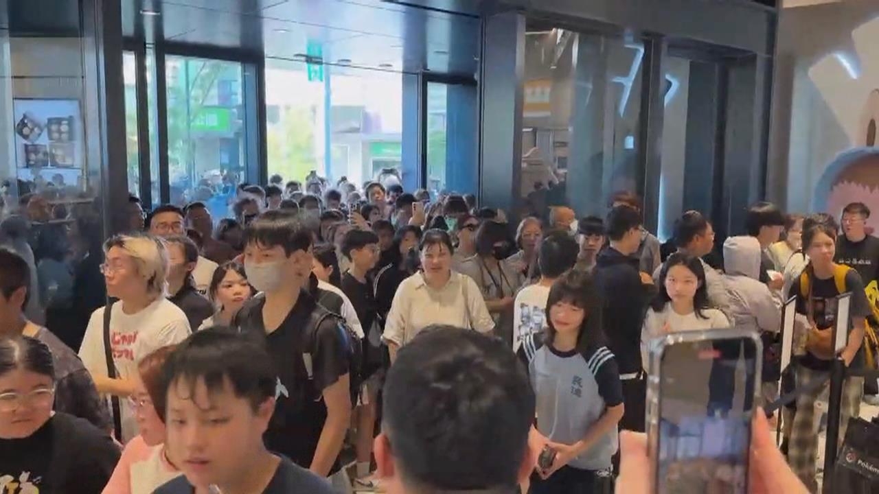 新光三越小北門店試營運人潮爆！　民眾前一晚就來排隊