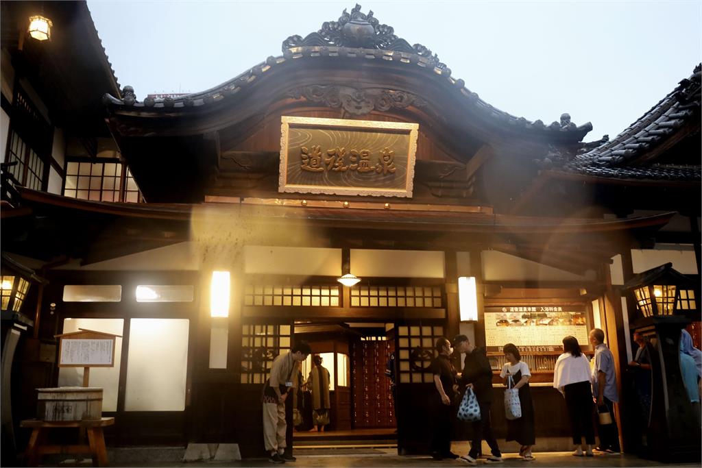 日本知名古蹟歲末大掃除 溫泉本館掃除塵垢新年迎新客