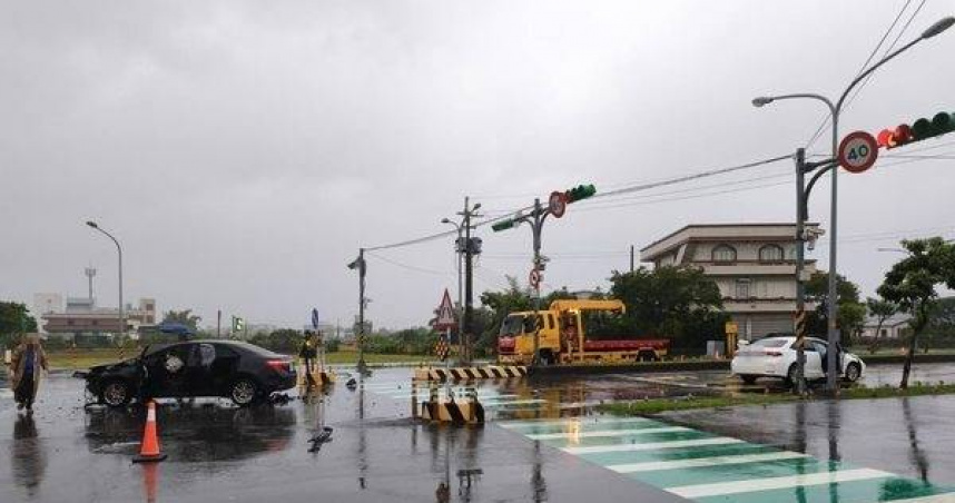 驚險瞬間!宜蘭五結2車猛烈碰撞 黑車旋轉360度零件飛散釀3傷