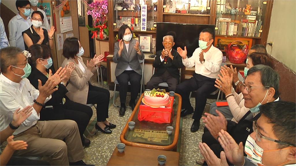 蔡總統赴嘉縣訪百歲人瑞買武器護台！ 109歲人瑞黃德成肯定蔡總統