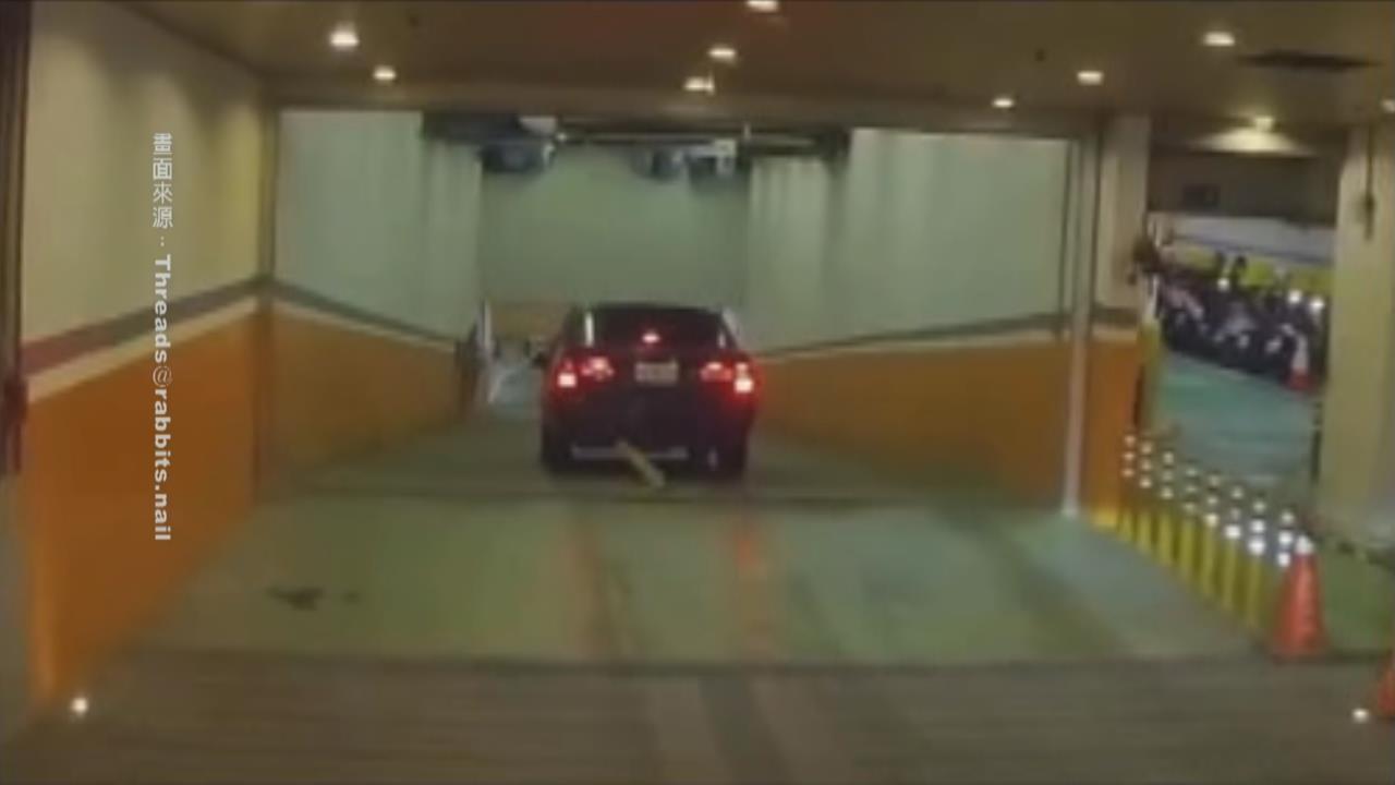 傻眼！高雄阿伯開車闖平交道　隔日再撞停車場防撞桿