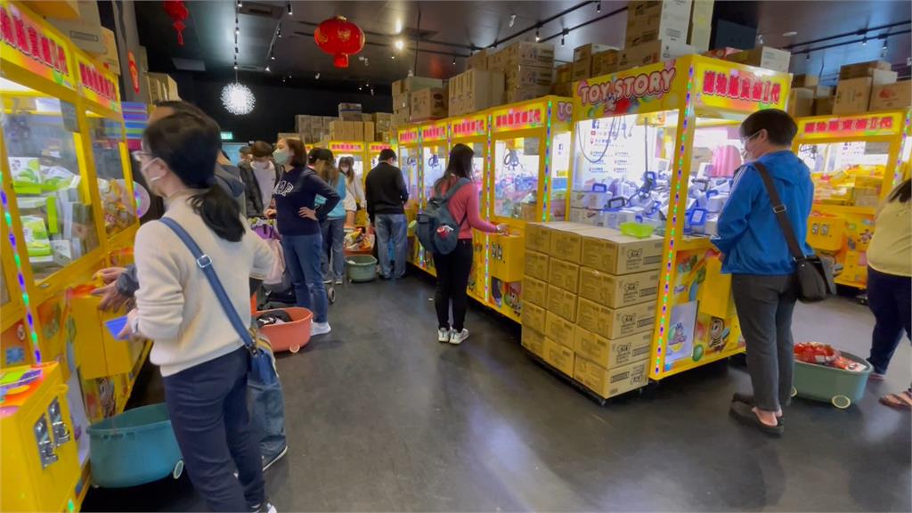 連假衝娃娃機店開夾 小孩心中夢幻天堂!有吃有玩人潮爆滿