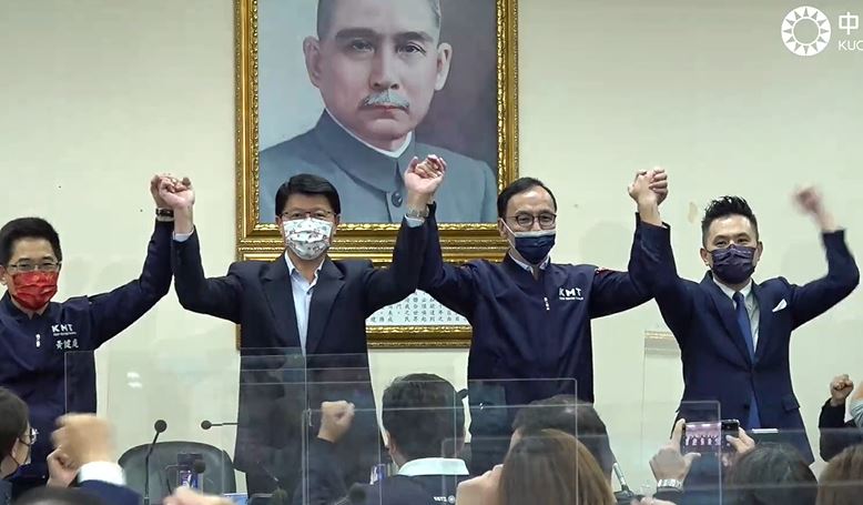 快新聞／不是陳以信！國民黨提名謝龍介選台南　兩人牽手喊凍蒜
