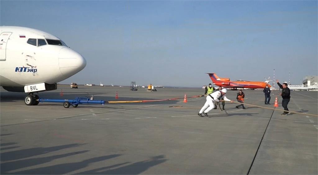 俄國力士挑戰拉飛機 花45秒走25公尺破紀錄