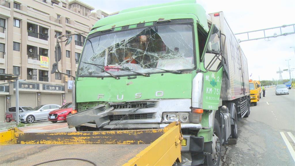 疑聯結車煞車失靈！　向上路長下坡4台大車連環撞