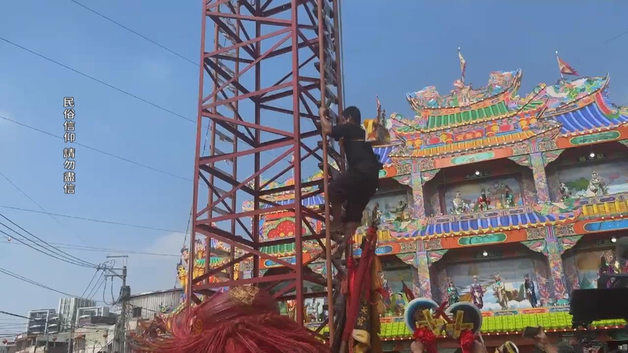 高雄宮廟乩童赤腳爬6層樓高釘梯 吸民眾圍觀