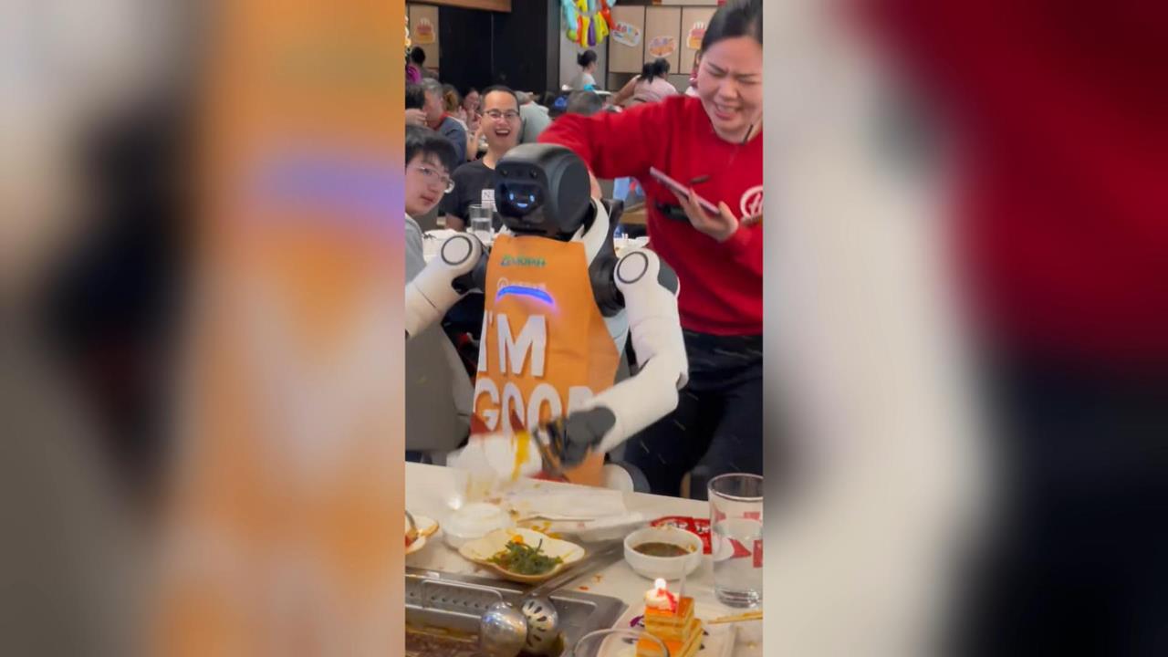 落漆！中國機器人店員當眾「掀翻貨架」　海底撈機器人跳舞「朝顧客拍桌」