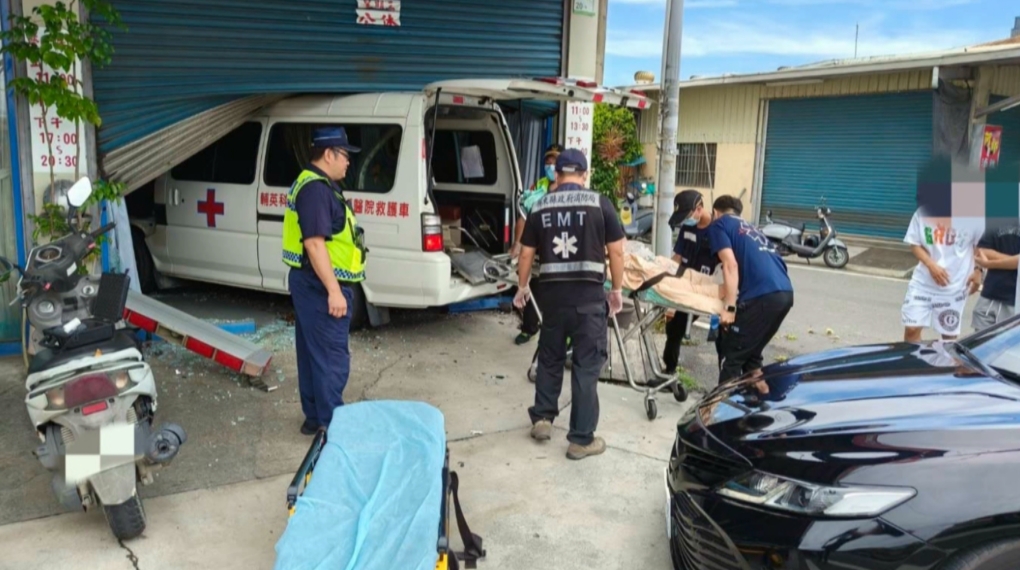 疑小客車未聽見鳴笛聲釀擦撞　救護車失控衝進熱炒店