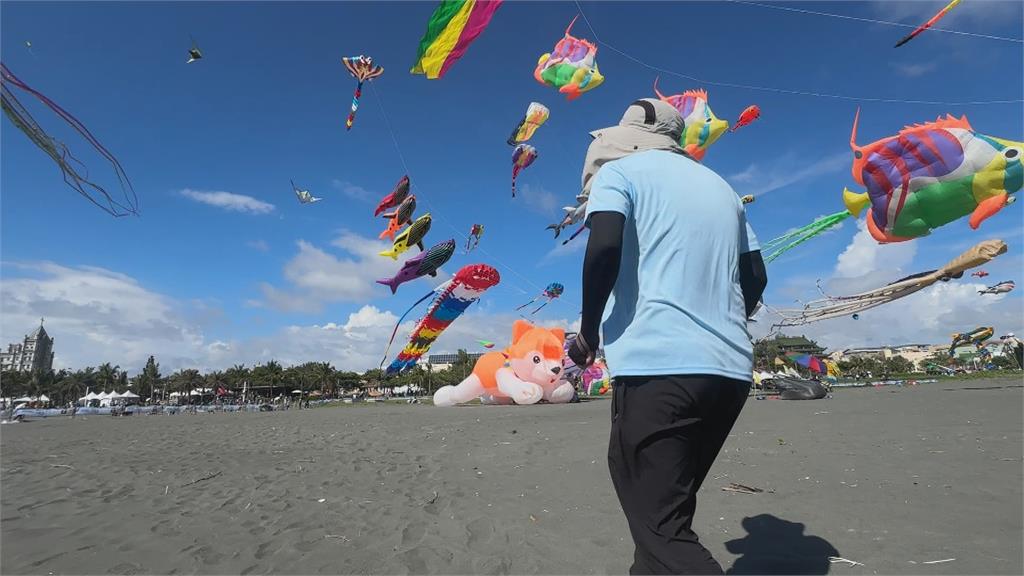 高雄旗津風箏節登場　130隻造型風箏飄揚天際