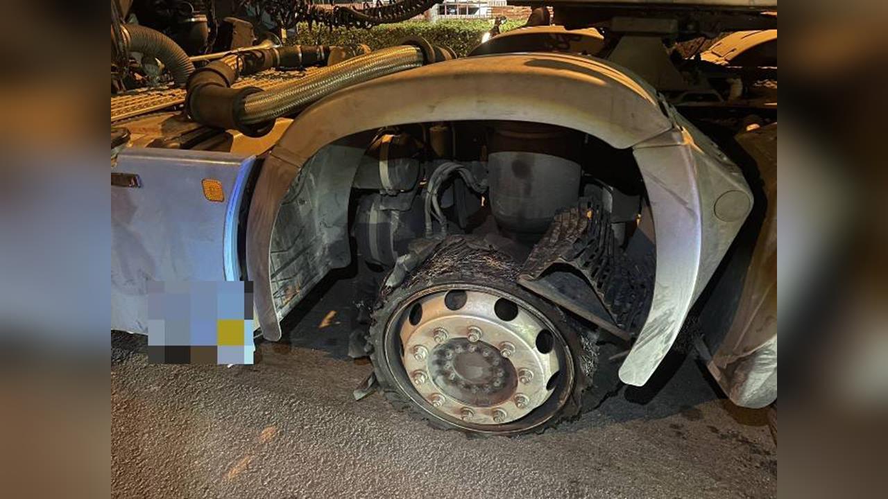 國道「胎皮血滴子」散落四處　１６車慘遭波及整排停路肩等救援