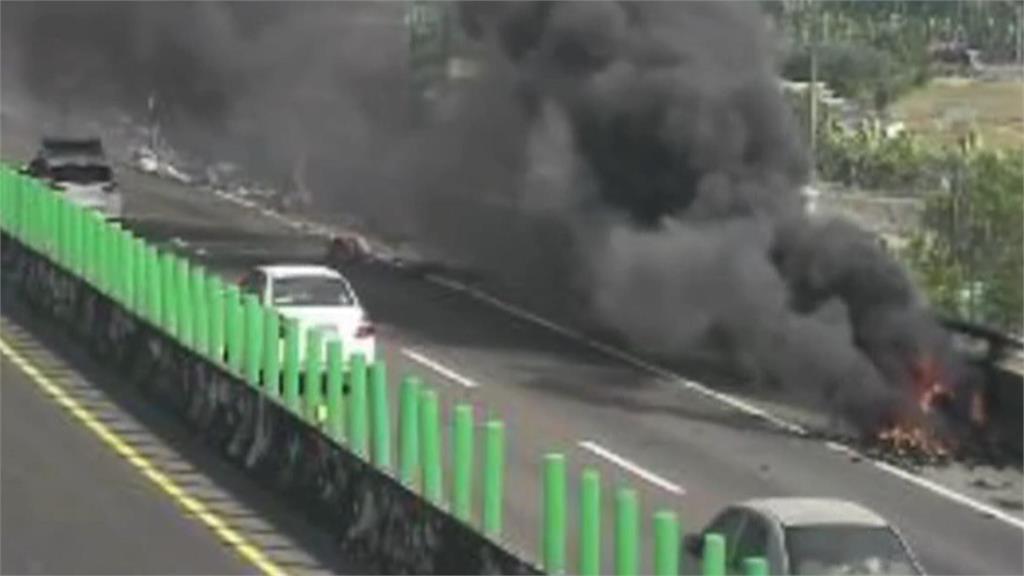 國道火燒車竄黑煙！貨車載滿鋰電池釀禍